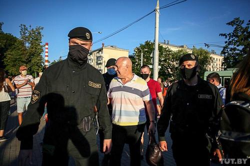В Минске начались задержания.  Одного из активистов ОМОН посадил в автозак и увез