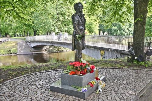 Варвары осквернили памятник Пушкину в Риге