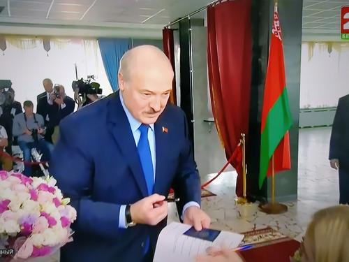 Александр Лукашенко проголосовал на выборах президента Белоруссии