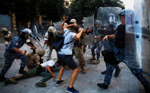 Хаос кому-то необходим:  чего добиваются протестующие в разрушенном Бейруте