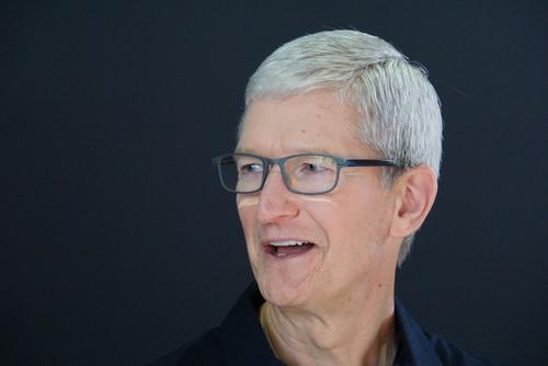 Глава Apple Тим Кук стал долларовым миллиардером