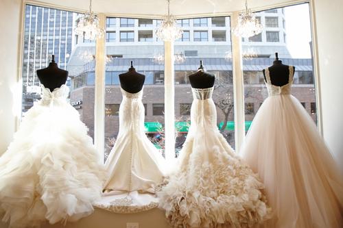 Белое платье, кольцо и букет невесты – все как положено, но без жениха. В Саратовской области девушка взяла в жёны саму себя