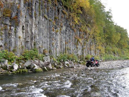 В Абхазии идут поиски туристки из Питера, которая упала с квадроцикла в горную реку