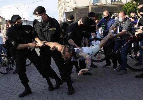 «Силовики засовывают женщинам в рот белые браслеты и угрожают «пустить по кругу»: гражданка Беларуси рассказала о происходящем