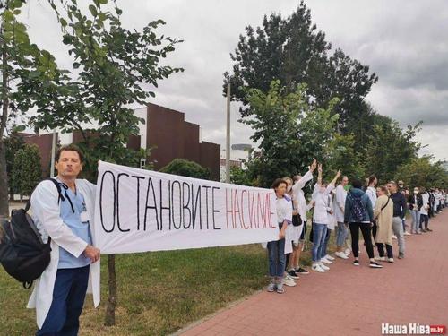 «Буду приходить, пока не убьют», врачи в Беларуси против насилия и использования автомобилей «скорой» против мирных демонстрантов