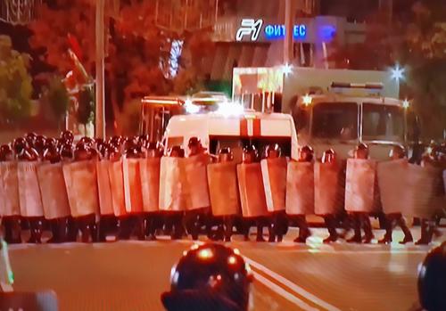 В центре Минска силовики опустили щиты в знак солидарности с участниками протестов