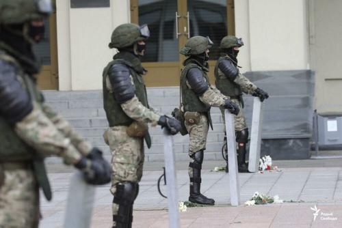 В Беларуси возле Дома правительства ОМОН опустил щиты. Девушки бросились обнимать силовиков