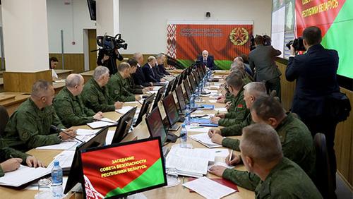 Руководство Белоруссии он никому не отдаст, «ситуацию удержит». Лукашенко провел стратегическое совещание в Минобороны