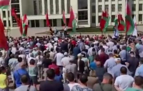 Колонны оппозиционеров стягиваются к митингу в поддержку Лукашенко