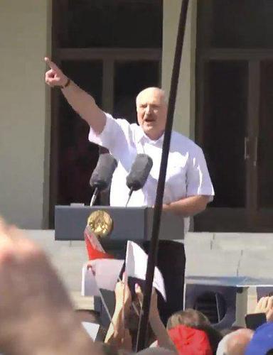 Лукашенко  начал обращение к участникам митинга словами «стою перед вами на коленях впервые в жизни»