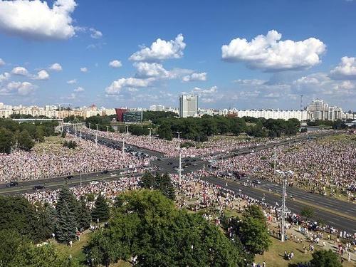 В Минске огромная колонна людей  вышла к зданию КГБ. Они требуют посадить Лукашенко в автозак и освободить политзаключенных