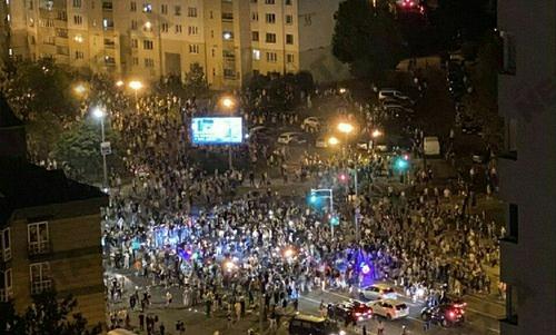 Тысячи протестующих собрались на площади Независимости в Минске