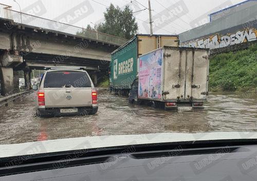 В Екатеринбурге затоплен участок дороги на улице Шефская под Блюхеровским мостом