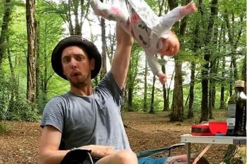 Полиция нашла мужчину, который размахивал младенцем, держа его за ножку 
