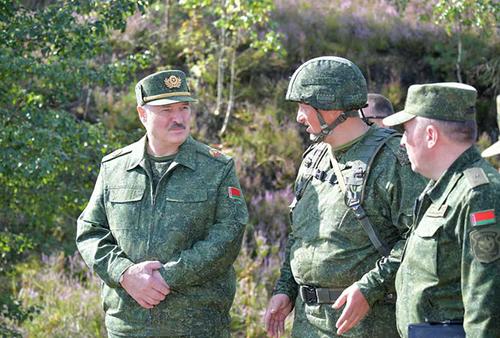 Лукашенко объяснил, почему вооруженные силы Белоруссии приведены в полную боевую готовность