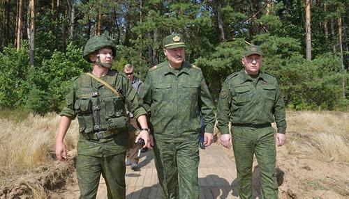 Лукашенко приказал белорусским военным без предупреждения реагировать на нарушения границы