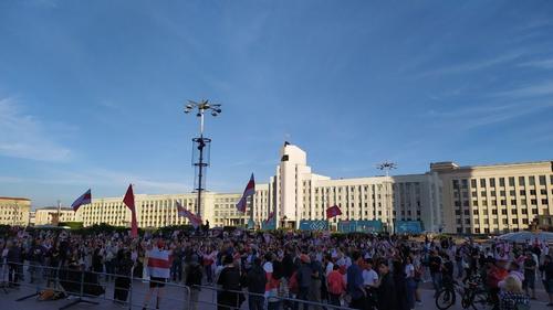 В Минске проходит митинг на площади Независимости. Участников предупреждают о нарушении законодательства