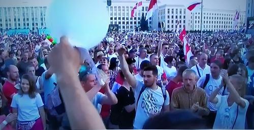 Протестующие провели минуту молчания на площади Независимости в Минске
