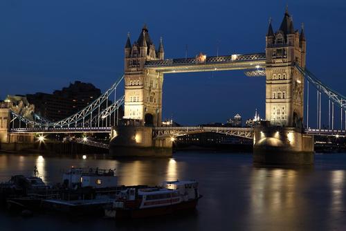 Тауэрский мост в Лондоне сломался во время разведения