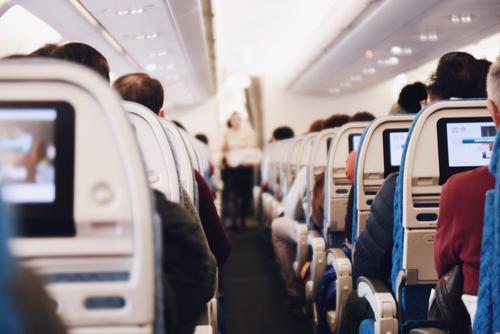 Пассажиры самолета американской авиакомпании подрались из-за правила о ношении маски на борту