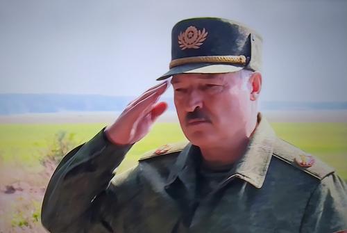 Лукашенко с автоматом вышел к силовикам:  «Вы красавцы, мы с ними разберемся»