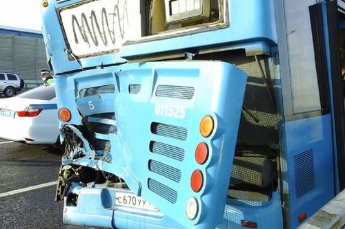 За врезавшимся в автобус грузовиком на Калужском шоссе с начала года числятся 34 штрафа