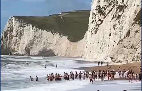 В Британии пляжники встали в живую цепь для спасения человека