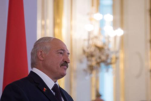 Лукашенко: в школах не должны преподавать те люди, которые не хотят следовать госидеологии
