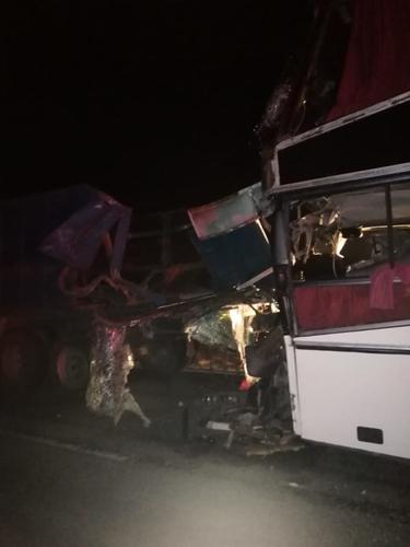 В Калмыкии столкнулись междугородний автобус и КамАЗ