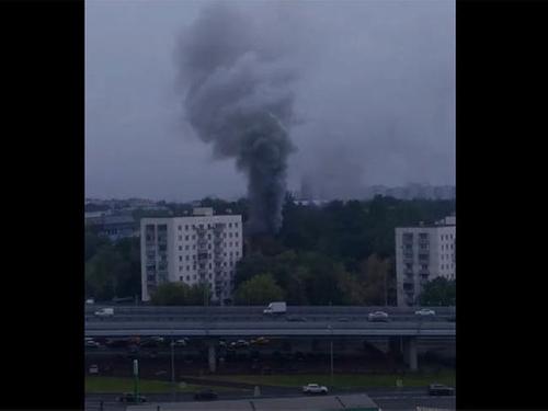В жилом доме на улице Кубинка в Москве прогремел взрыв, и начался пожар