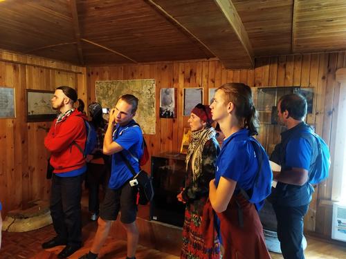Волонтеры культуры благоустроили объекты деревянного зодчества Тверской области