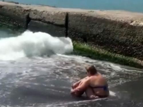 В сети возмутились поступком женщины, отдыхающей на море в Сочи