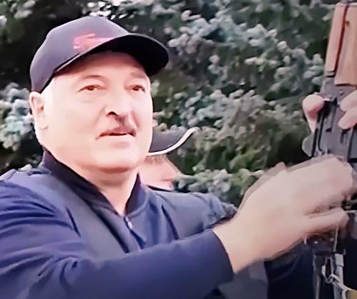 Лукашенко попросил не критиковать его за автомат