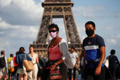Во Франции проходят митинги против ношения масок