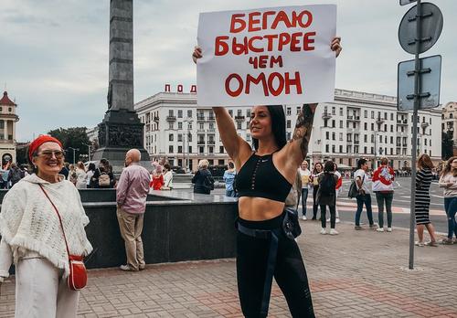 Слабый пол - страшная сила. Толпа митингующих женщин в Минске прорвала оцепление ОМОНа