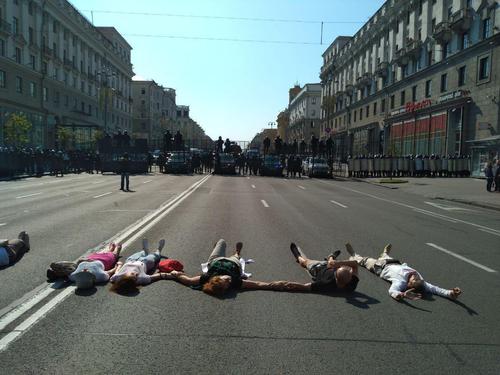 В Минске новая волна протестов. ОМОН стучит щитами и надвигается. Протестующие ложатся перед ним