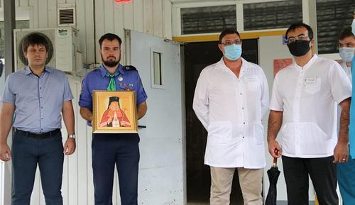Парламентарии поблагодарили медиков и вручили им икону Луки Крымского