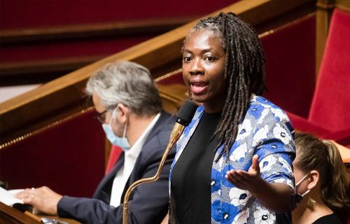 Во Франции журнал обвинили в расизме