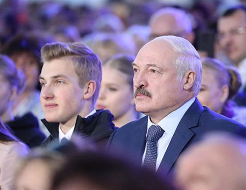 Латвия внесла в «черный список» Лукашенко и его сына