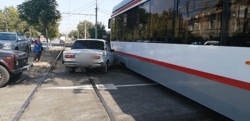 Трехсекционный трамвай попал в аварию в Краснодаре