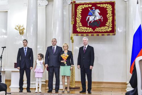 Собянин вручил награды «Родительская слава» двум многодетным семьям