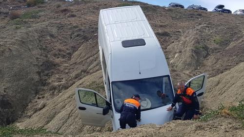 В Крыму пассажирский микроавтобус упал с обрыва