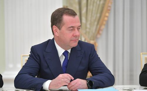 Медведев выдвинул идею ввести для россиян базовый доход
