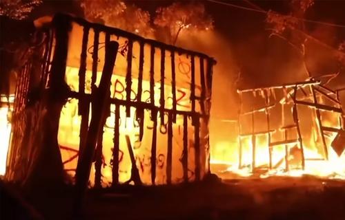 На Лесбосе тысячи беженцев оказались на улице из-за пожара