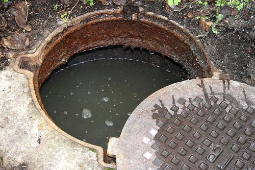 Сотрудники коммунальных служб гибнут в канализационных колодцах