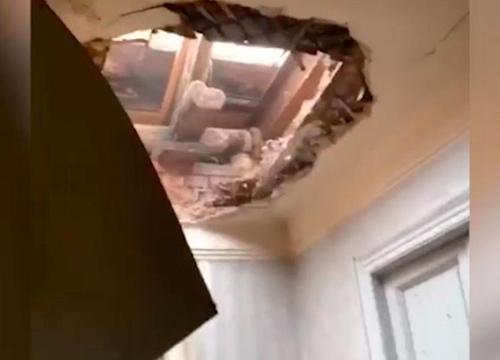 Рабочий вместе с потолком рухнул на москвичку