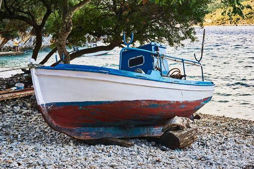 В Тулунском районе опрокинулась лодка с рыбаками 