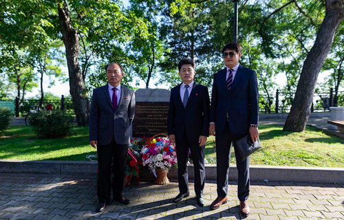 В Хабаровске появился памятный камень Ким Чен Иру