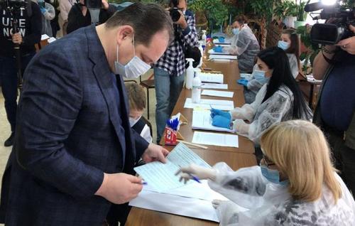 Депутат Мосгордумы Александр Семенников отметил рост активности избирателей на довыборах в Москве