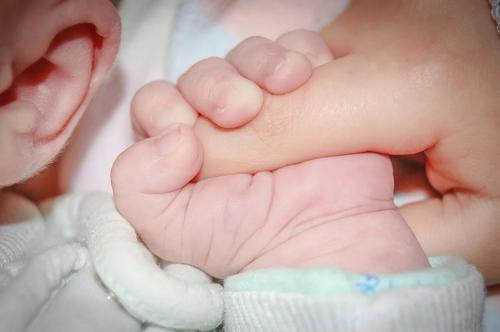 В Подмосковье женщина оставила свою новорожденную дочь на лавочке